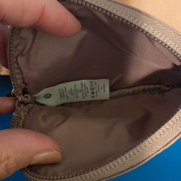 LULULEMON DUAL POUCH WRISTLET IN POWDER/UTILITY BLUE - Picture 7 of 9